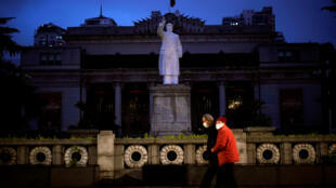 武汉到4月3日就要完全解封了，这是武汉一条街道上竖立的毛泽东雕像。