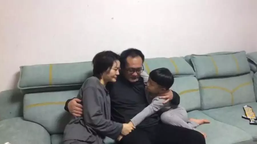 4月27日,中国著名维权律师王全璋与妻子和儿子团聚