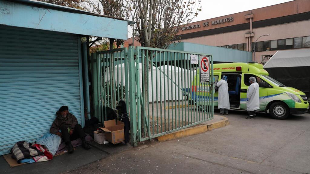 Covid-19: plongés dans la précarité, de nombreux Chiliens se rendent aux soupes populaires