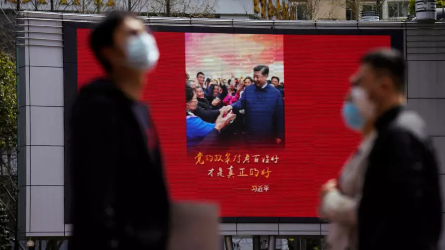 上海街头一处大屏幕显示习近平亲民的画面。