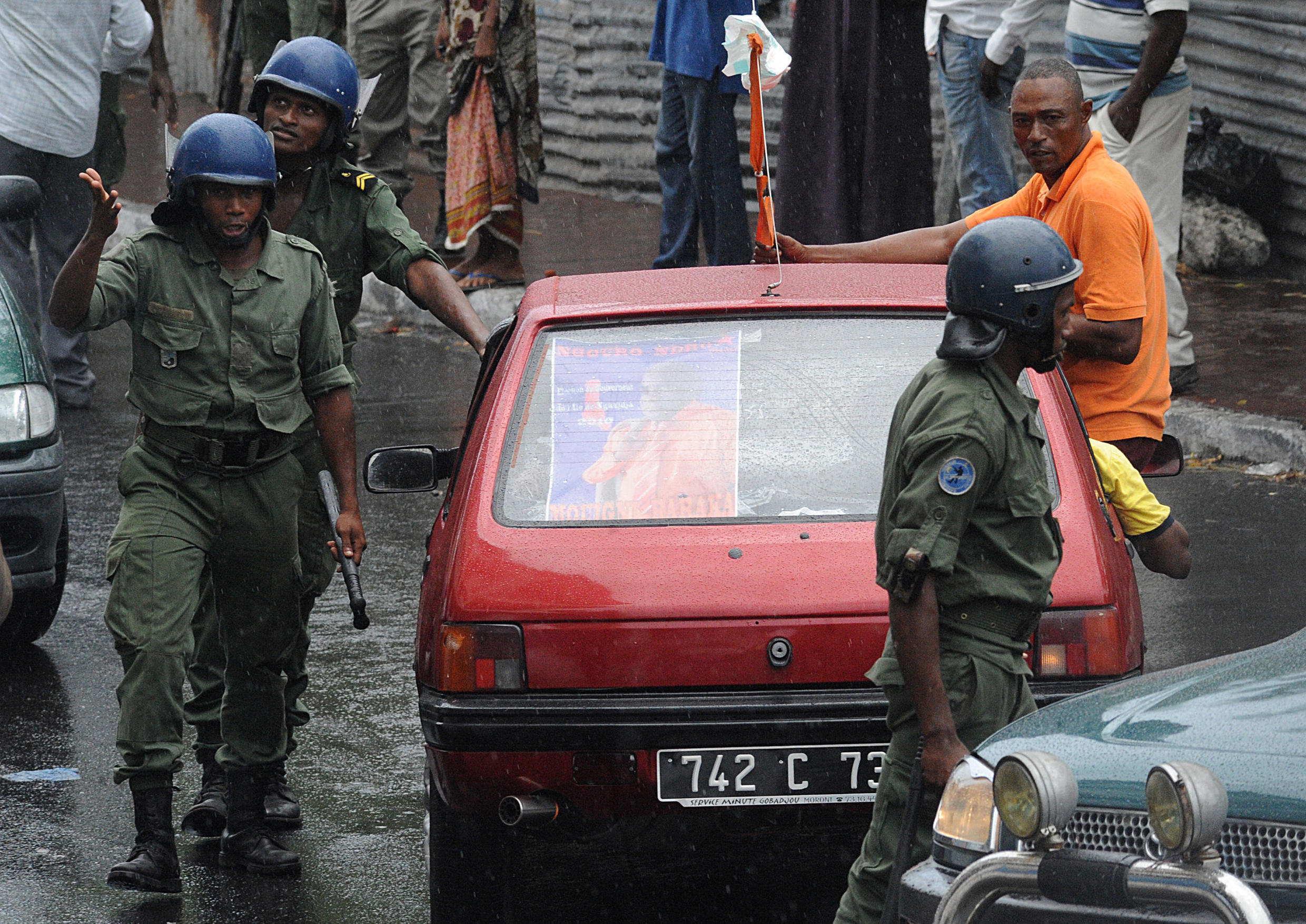 Comores heurts entre les forces de l’ordre et la population en grève