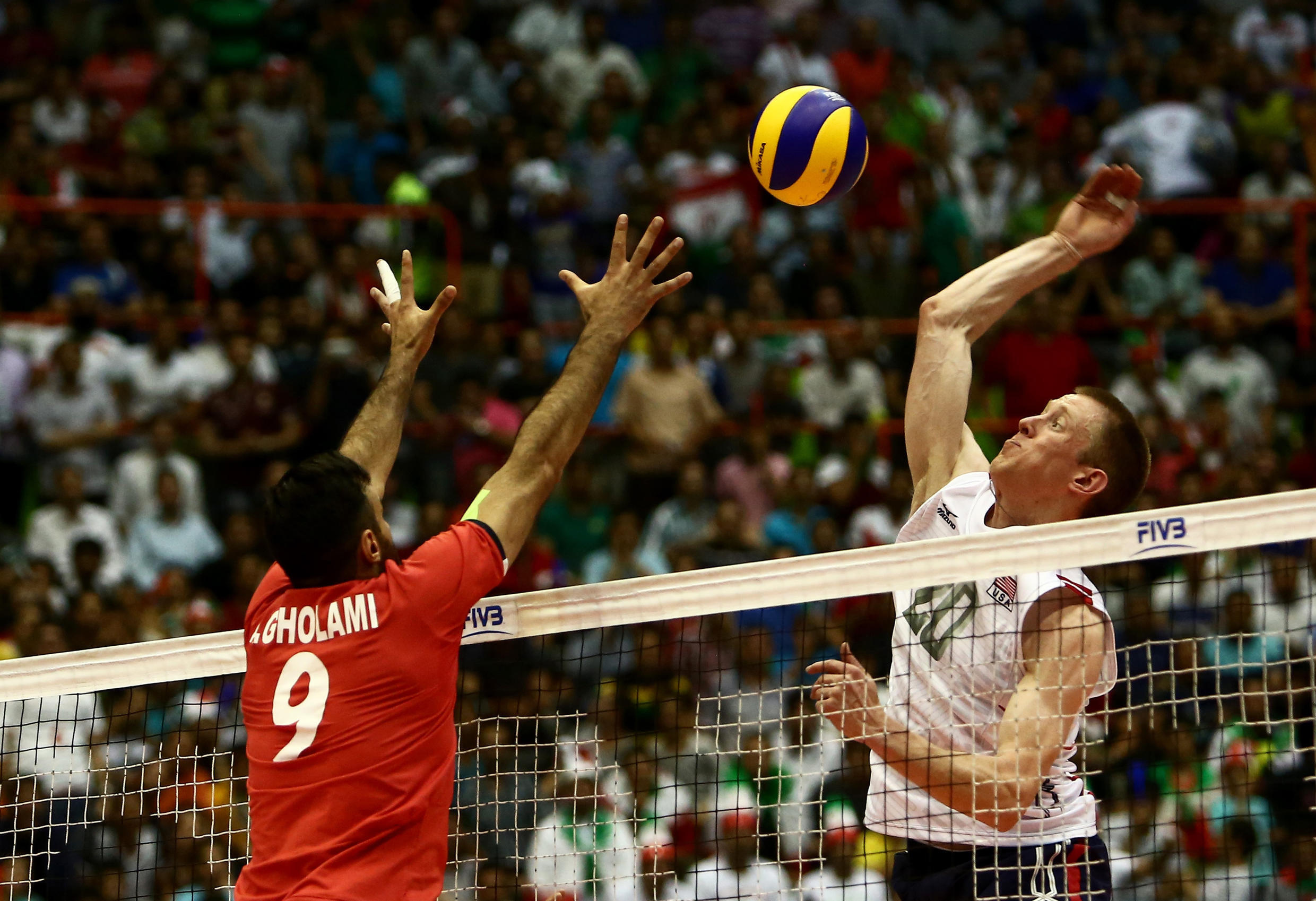 Volleyball l'Iran bat les EtatsUnis dans un stade privé de femmes
