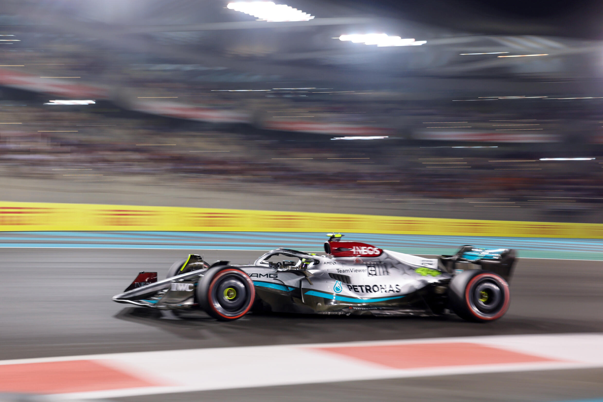 El piloto británico de Mercedes Lewis Hamilton conduce durante el Gran Premio de Abu Dabi de Fórmula Uno, el 19 de noviembre de 2022