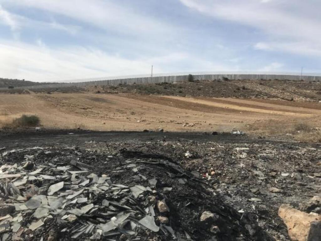 Site de brûlage près du mur de séparation en Zone C en périphérie d’Idhna.