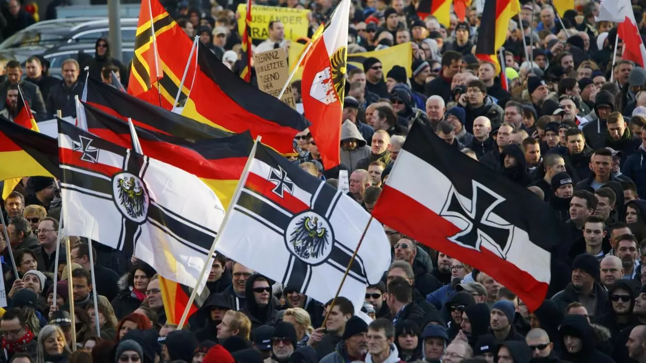 Manifestation du mouvement Pegida, le 9 janvier 2016 à Cologne, après les violences lors de la soirée du Nouvel An dont la plupart des auteurs identifiés étaient selon la police des réfugiés ou des immigrés illégaux.