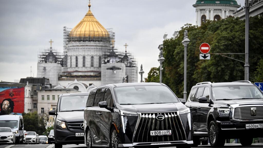 Des véhicules circulent devant la cathédrale du Christ-Sauveur dans le centre-ville de Moscou, le 3 septembre 2025. 122 200 voitures particulières neuves ont été vendues en août 2025 en Russie, soit 17,6 % de moins qu'un an auparavant. Dans le même temps, la marque chinoise Haval est redevenue la marque étrangère la plus populaire, avec 16 000 voitures vendues en août. Chery est tombée à la troisième place avec un résultat de 11 100 unités, et Geely a pris la quatrième place avec 8 700 voitures vendues, selon les médias locaux.