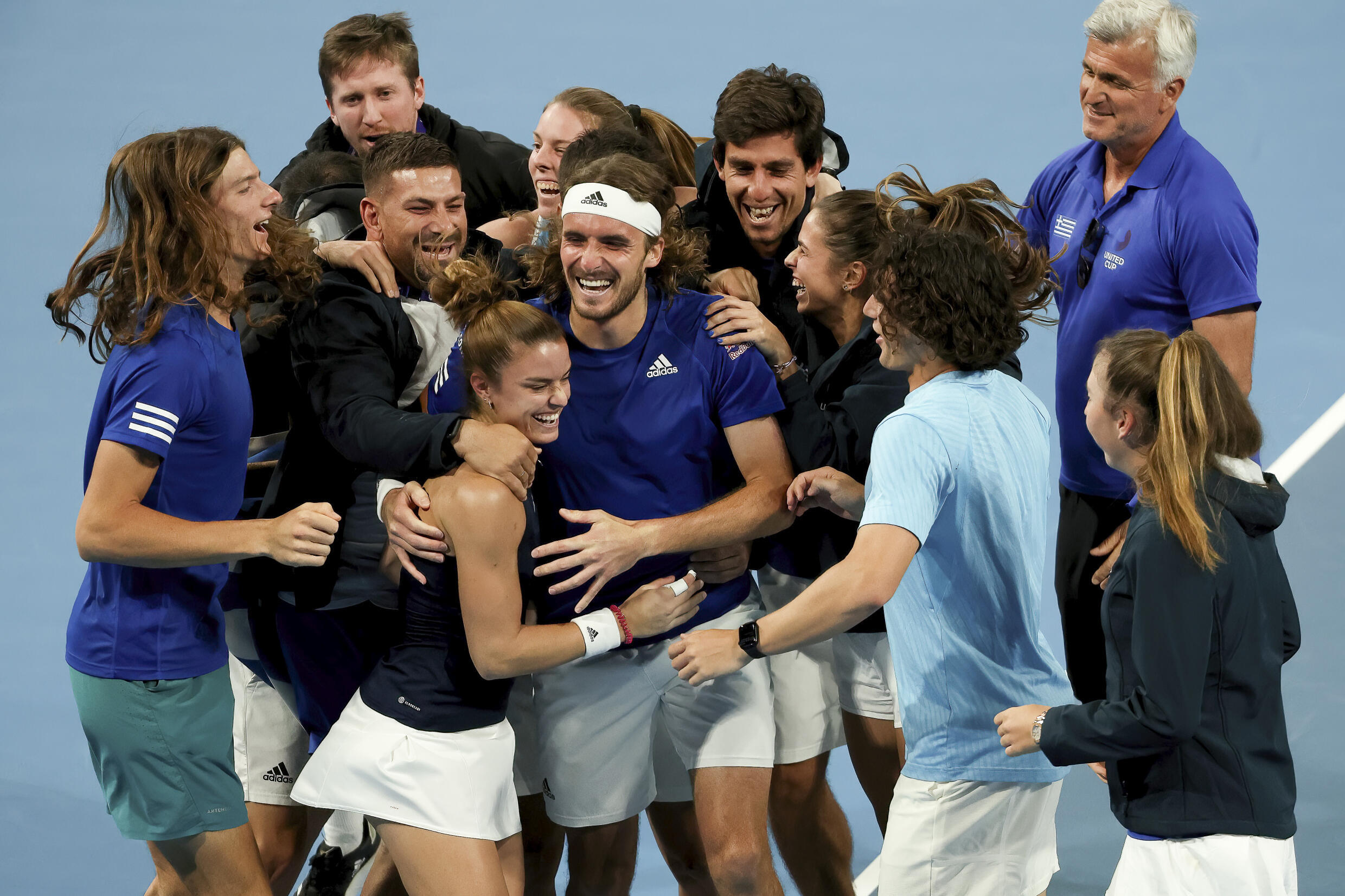 Η Μαρία Σάκκαρη (κεντροαριστερά) και ο Στέφανος Τσιτσιπάς (κέντρο) συντρίβονται από τους συμπαίκτες τους αφού οδήγησαν την Ελλάδα στα ημιτελικά του United Cup.