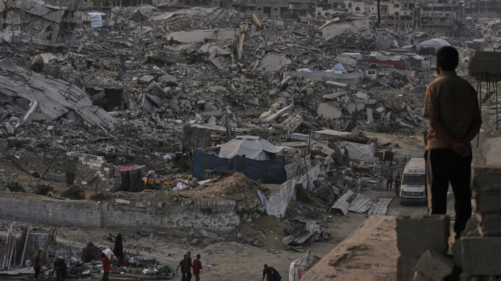 À Gaza, un cessez-le-feu fragile et d'intenses discussions sur le plan de paix