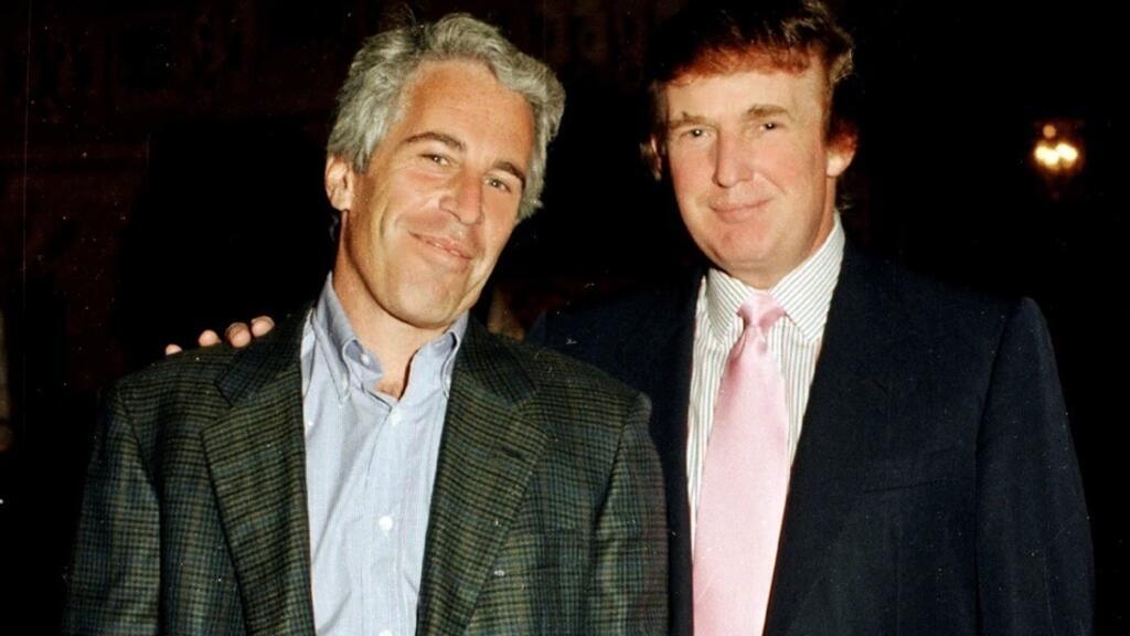 Infractorul sexual Jeffrey Epstein (stânga imaginii) și Donald Trump la Mar-a-Lago, Palm Beach, în 1997.