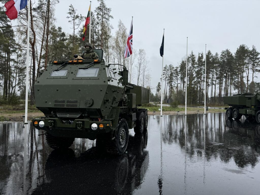 Le 30 avril 2025, sur la base militaire aérienne d’Ämari, les Forces de Défense Estoniennes reçoivent pour la première fois six lance-roquettes Himars.
