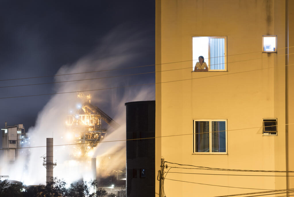 O fotógrafo Rodrigo Zeferino mostra a convivência entre zona industrial e prédios residenciais em Ipatinga, Minas Gerais.