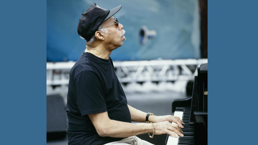 Tommy Flanagan en concert, lors du Festival de Jazz à Vienne, France, en juillet 1995.