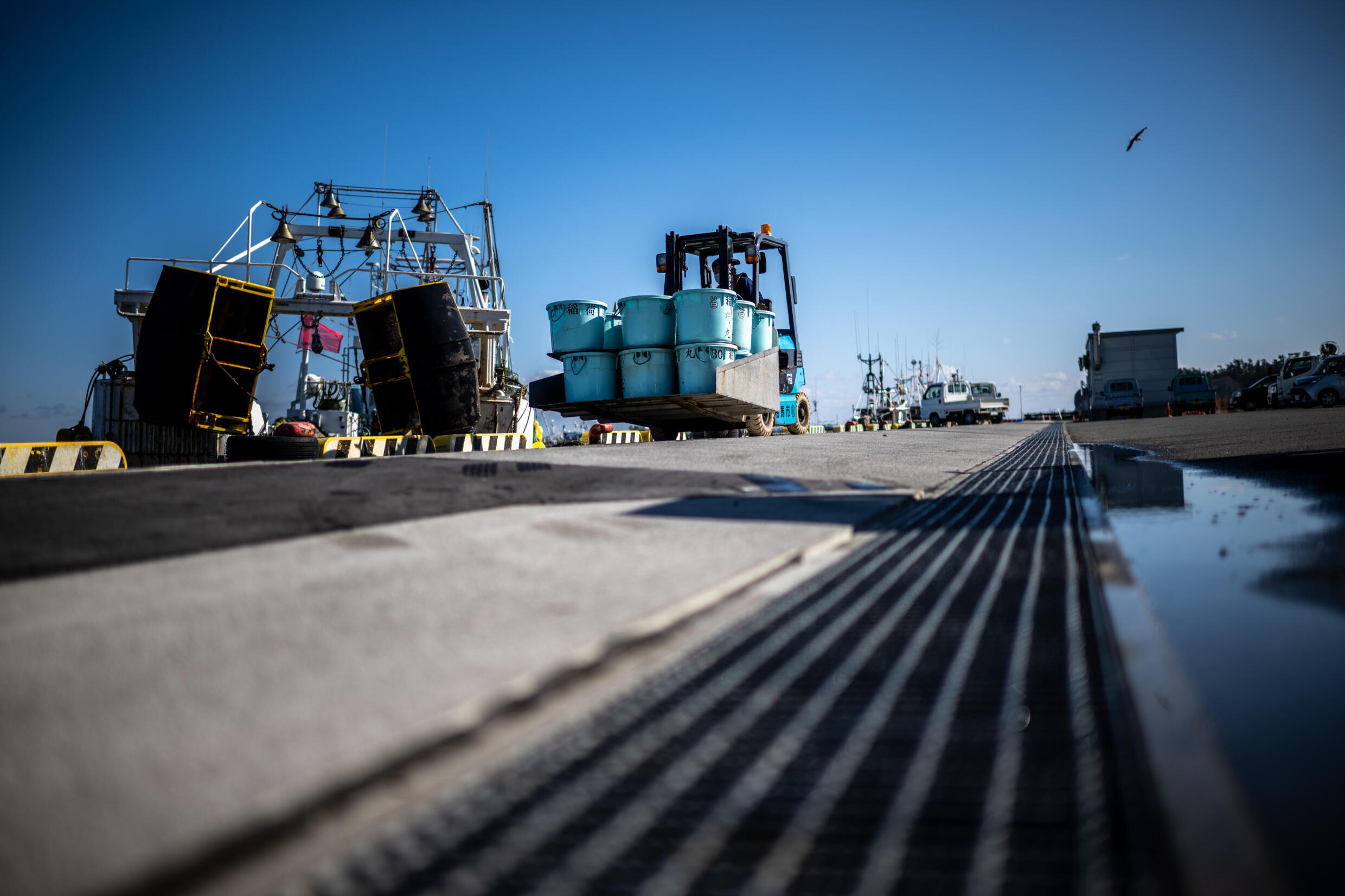 Unos pesacadores trabajan en el puerto Matsukawaura, en la ciudad japonesa de Soma, en la prefectura de Fukushima, el 19 de enero de 2023