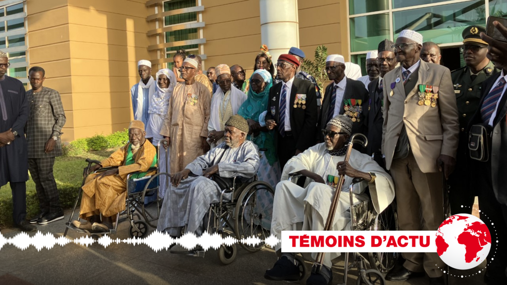 Les 9 tirailleurs sur le tarmac à l’aéroport Blaise Diagne à Dakar au Sénégal, le 28 avril 2023.