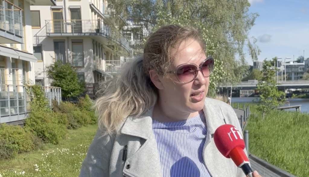 Daiana, moradora de Hammarby Sjöstad, avalia que os residentes ainda podem ir além e passar a consumir menos para preservar o meio ambiente.