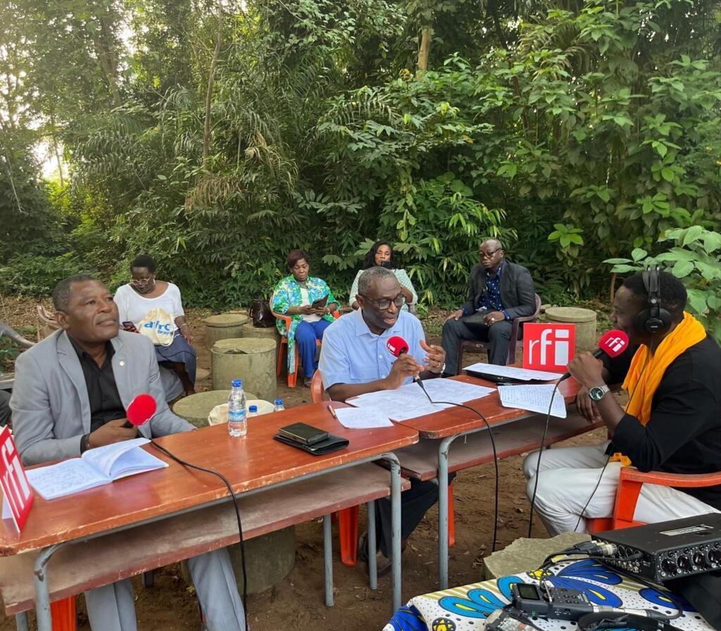 Afrique mémoires d'un continent au lycée Saine Marie de Cocody, à Abidjan. De g. à d. : Gnaoré Yéré et Paul Angaman avec Elgas.