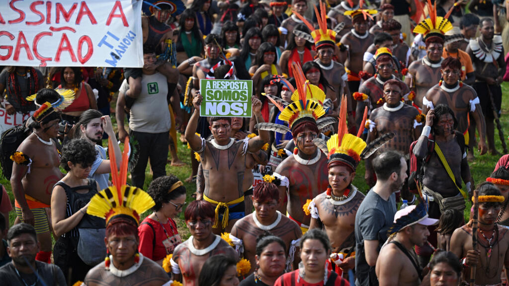 Manifestantes participam do Acampamento Terra Livre, em Brasília (24/04/23) - o encontro vai até 29/04 e tem como objetivo conscientizar sobre direitos e questões culturais e territoriais dos indígenas.