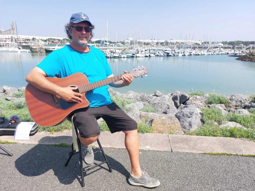 Raphaël Descamps est chanteur de chants marins. Son répertoire compte une centaine de chansons. L'une d'elles est dédiée au phare de la Coubre.