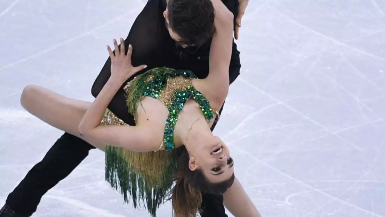 平昌 法国花样滑冰女选手赛裙脱扣