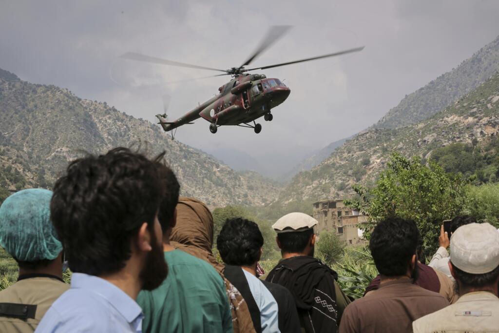 Un hélicoptère militaire transporte des blessés du tremblement de terre qui a fait de nombreuses victimes et détruit plusieurs villages en Afghanistan à Mazar Dara, dans la province de Kunar, lundi 1er septembre 2025.
