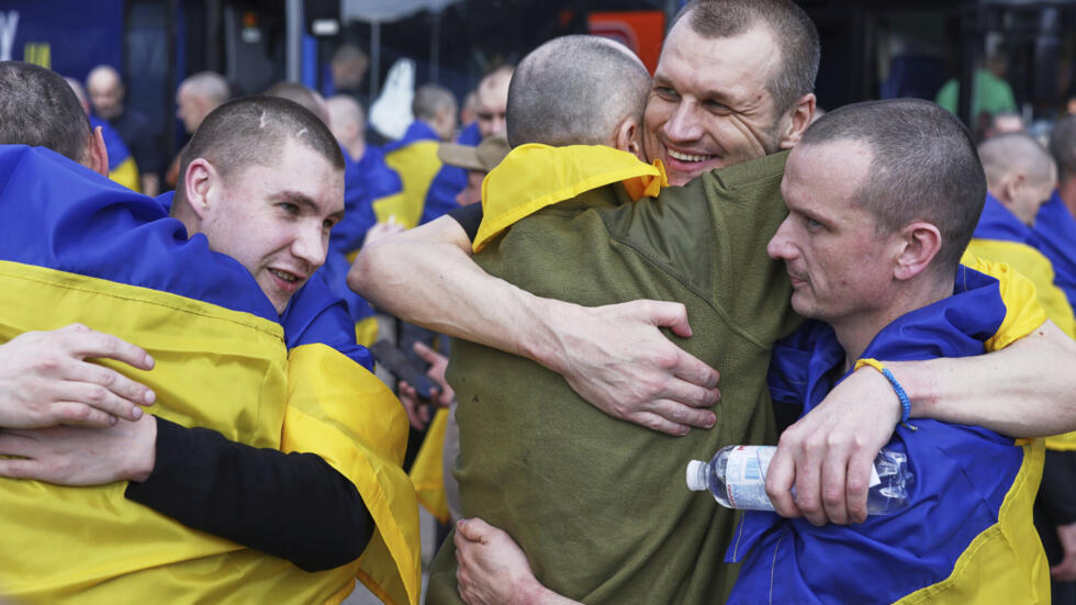 Các binh sĩ Ukraina trở về sau cuộc trao đổi tù binh giữa Nga và Ukraina, tại vùng Chernyhiv, Ukraina, ngày 23/05/2025.