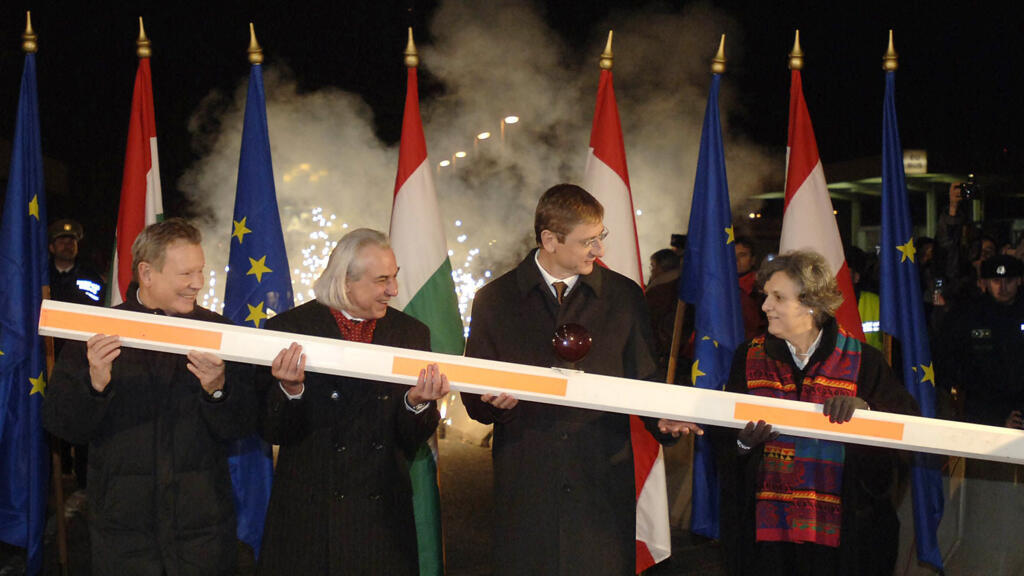 Poste frontière de Hegyeshalom, à la frontière austro-hongroise, peu après minuit, le vendredi 21 décembre 2007, date à laquelle le poste a été fermé suite à l'entrée de la Hongrie et de huit autres pays de l'UE dans l'espace Schengen.