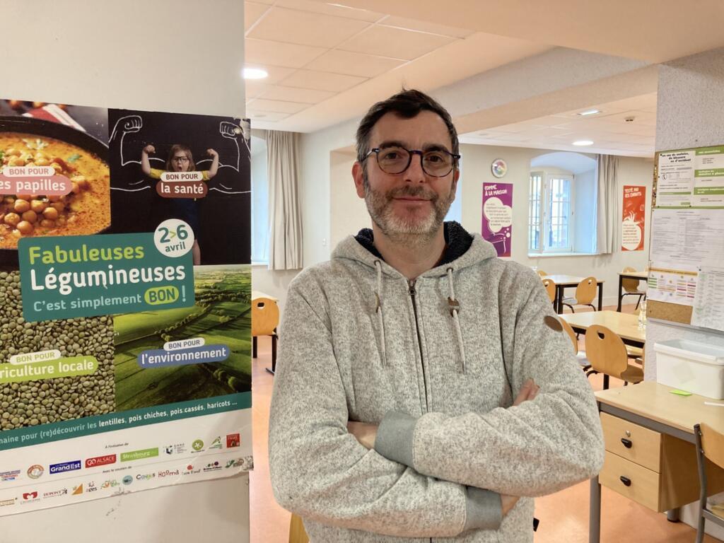 L'élu écologiste en charge des questions d'alimentation et d'agriculture à la mairie de Strasbourg, Antoine Neumann. Ici dans le réfectoire de l'école Saint-Thomas. Dans toutes les cantines de l'Eurométropole, un menu végétarien est désormais servi chaque semaine.