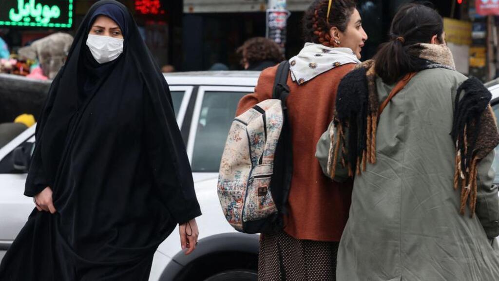 Mulheres caminham pelas ruas de Teerã, antes das eleições, em 28 de fevereiro de 2024.