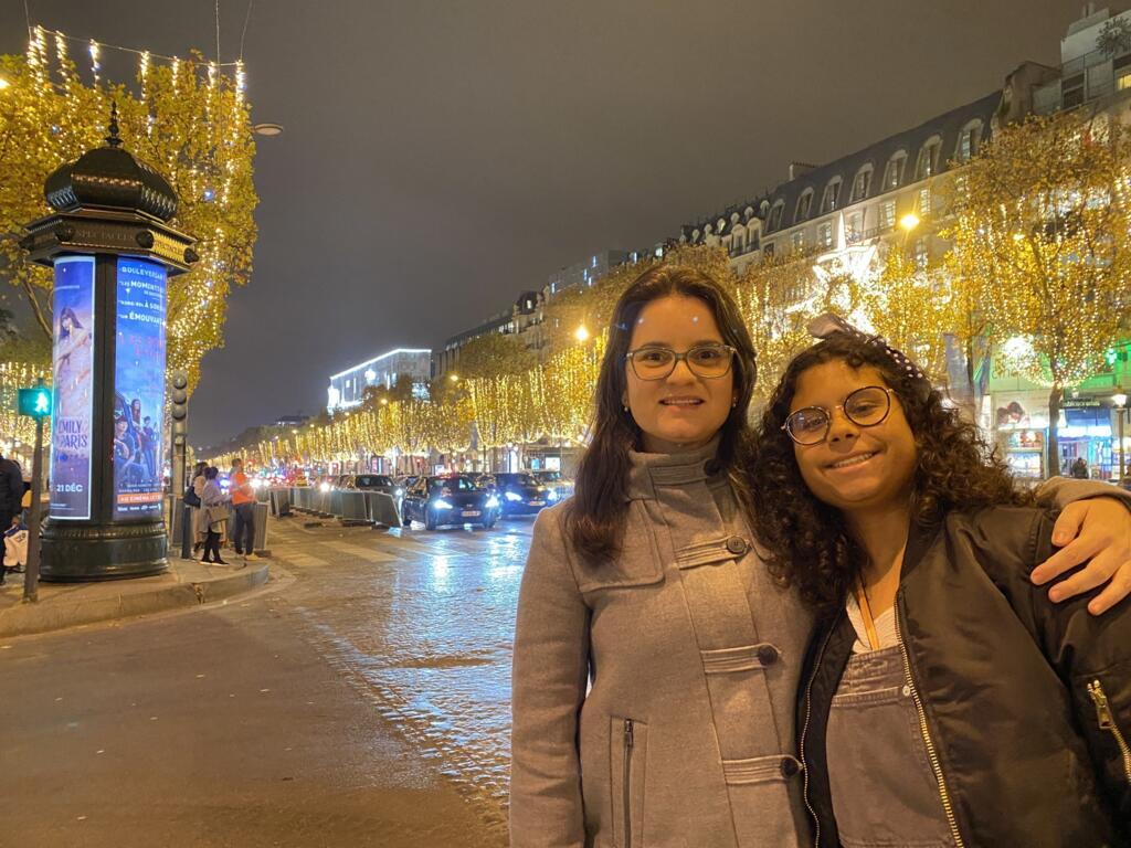 Enfermeira Priscila Meira e a sobrinha, Ana Luísa, acham que a redução da iluminação em Paris "não muda nada" para o turista e aumenta sensibilização para a crise energética.