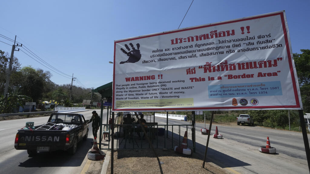 Biển báo gần một trạm kiểm soát quân sự, ghi bằng tiếng Thái và tiếng Anh cảnh nguy cơ buôn bán người, lừa đảo, để làm việc dọc biên giới Miến Điện, tại Mae Sot, tỉnh Tak, Thái Lan, ngày 26/02/2025.