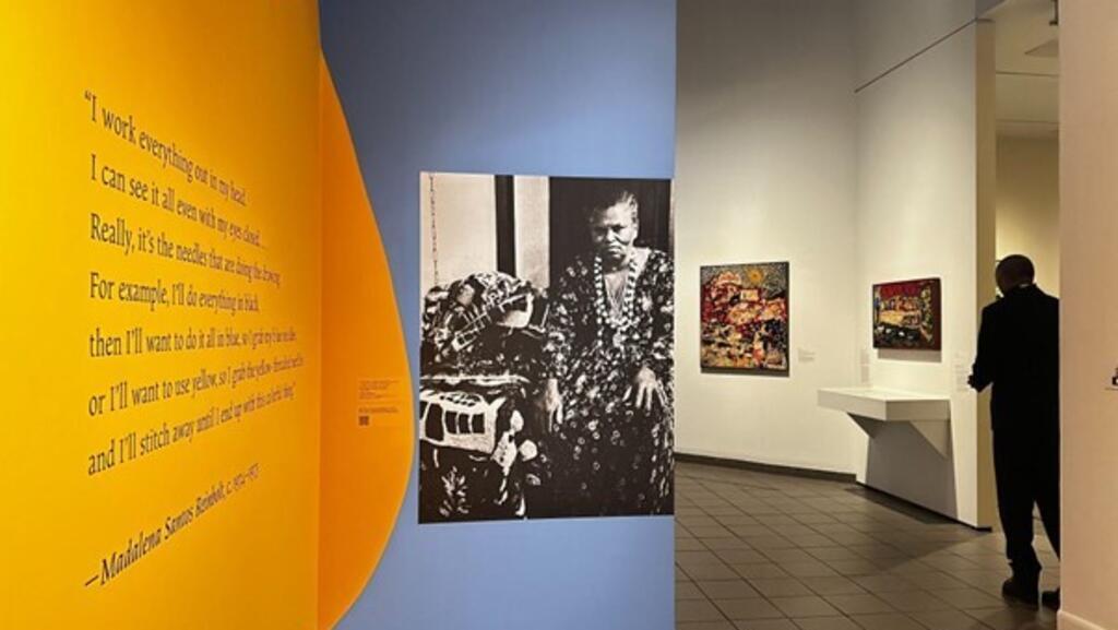 A mostra "A Read Full Of Planets", está em cartaz no American Folk Art Museum, em Nova York.