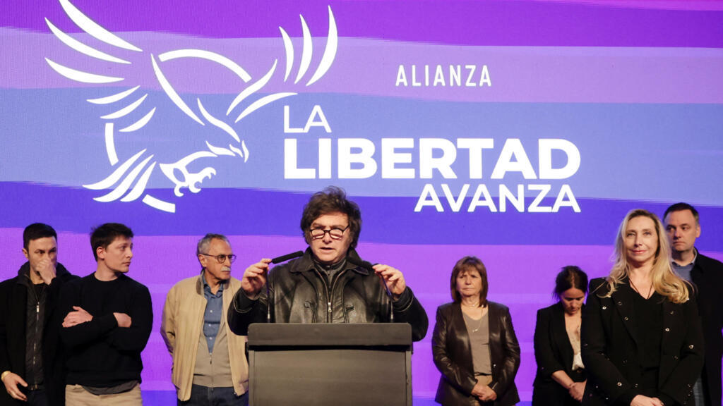 O presidente da Argentina, Javier Milei, discursa após a vitória do partido peronista, da oposição, nas eleições legislativas na província de Buenos Aires