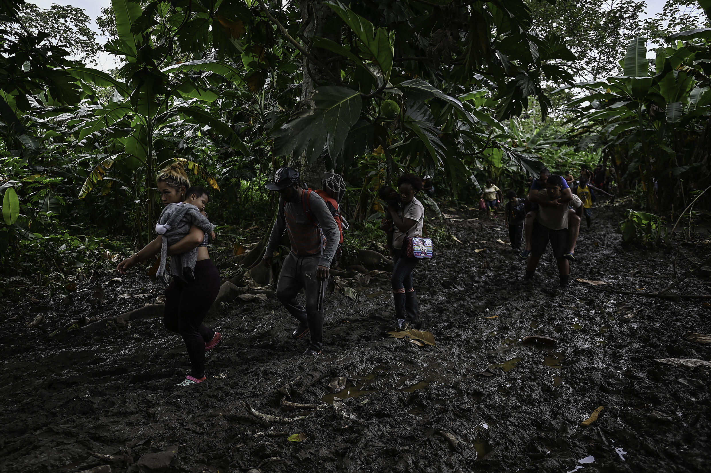El Tapón del Darién es un corredor selvático de 266 km entre Colombia y Panamá, descrito como un infierno por su geografía inexpugnable y la amenaza de grupos armados