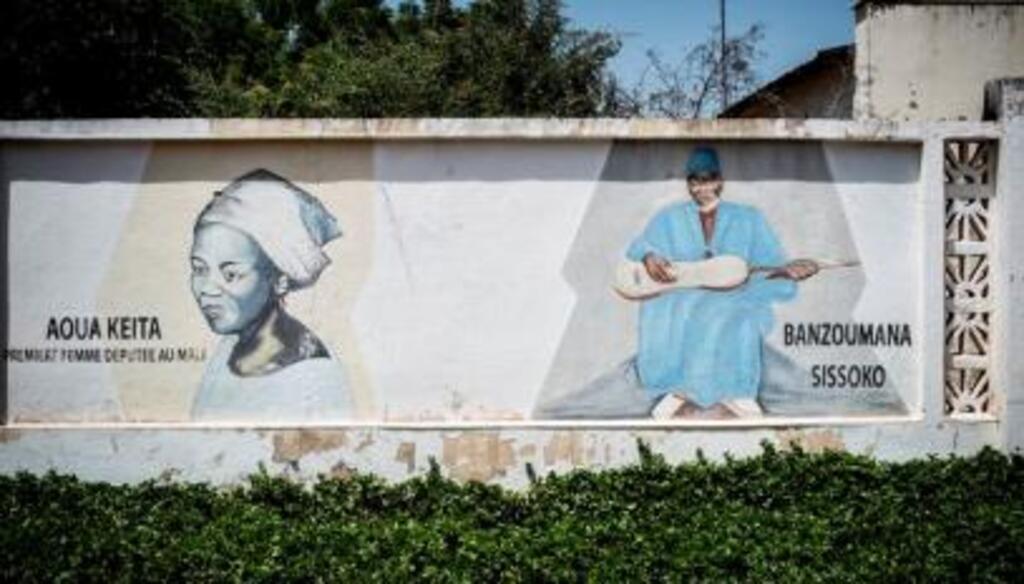 « Première femme députée du Mali. Aoua Keïta ». Fresque murale située sur la colline de Koulouba à Bamako. Le griot Bazoumana Sissoko est l’auteur de la musique de l’hymne national du Mali.