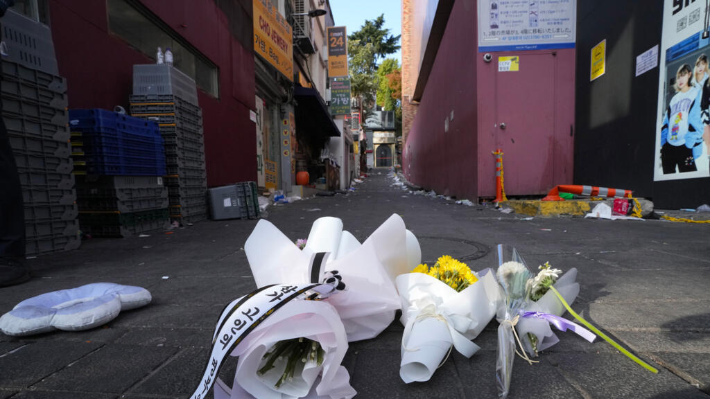 Des fleurs sont vues sur les lieux d'un accident mortel à Séoul, en Corée du Sud, le dimanche 30 octobre 2022, après les festivités d'Halloween du samedi soir. Une masse de jeunes, pour la plupart, célébrant les festivités d'Halloween à Séoul, a été prise au piège et écrasée alors que la foule déferlait dans une ruelle étroite, tuant des dizaines de personnes et en blessant des dizaines d'autres dans la pire catastrophe qu'ait connue la Corée du Sud depuis des années.