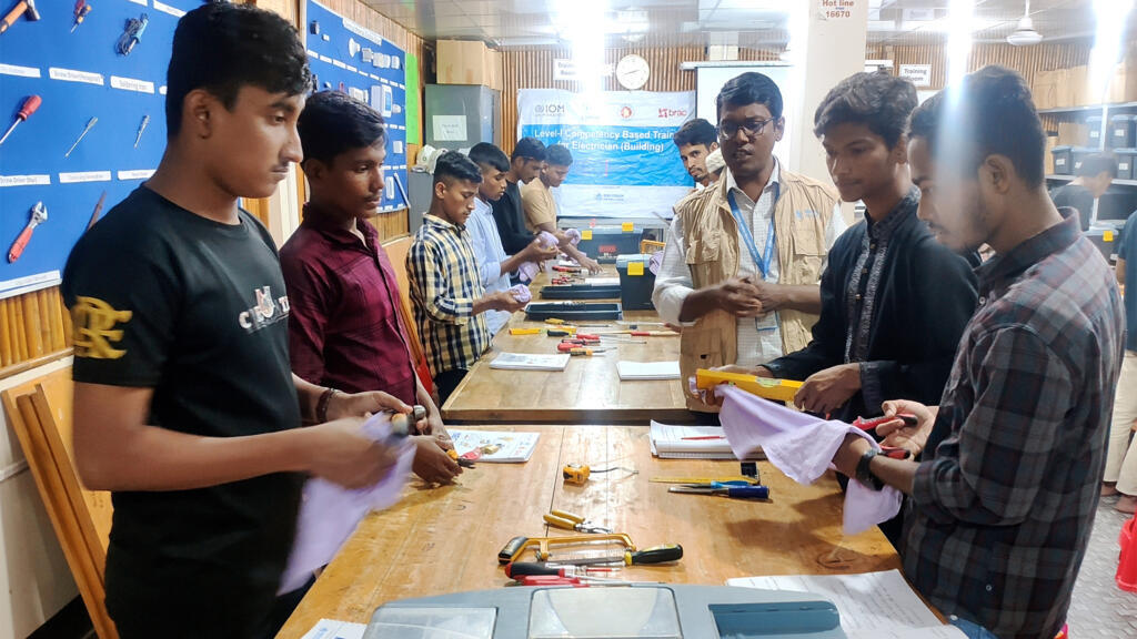 Le Haut commissariat pour les réfugiés de l’ONU a lancé des formations professionnelles pour aider ces jeunes rohingyas à se construire un avenir. Ici, ils apprennent les bases du métier d’électricien.