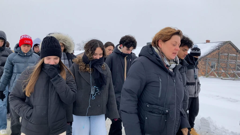 Dorota mène des visites depuis 27 ans à Auschwitz et a vu le compotement des visiteurs évoluer, Pologne en janvier 2025.