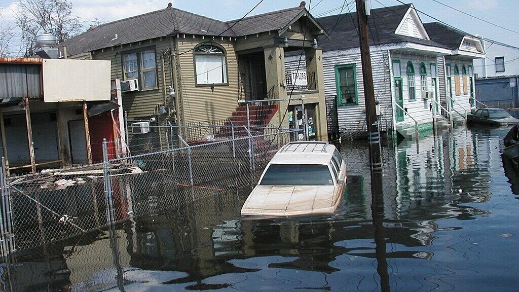 Rue inondée à la Nouvelle-Orléans après la catastrophe de la digue provoquée par l'ouragan Katrina en 2005, aux États-Unis.