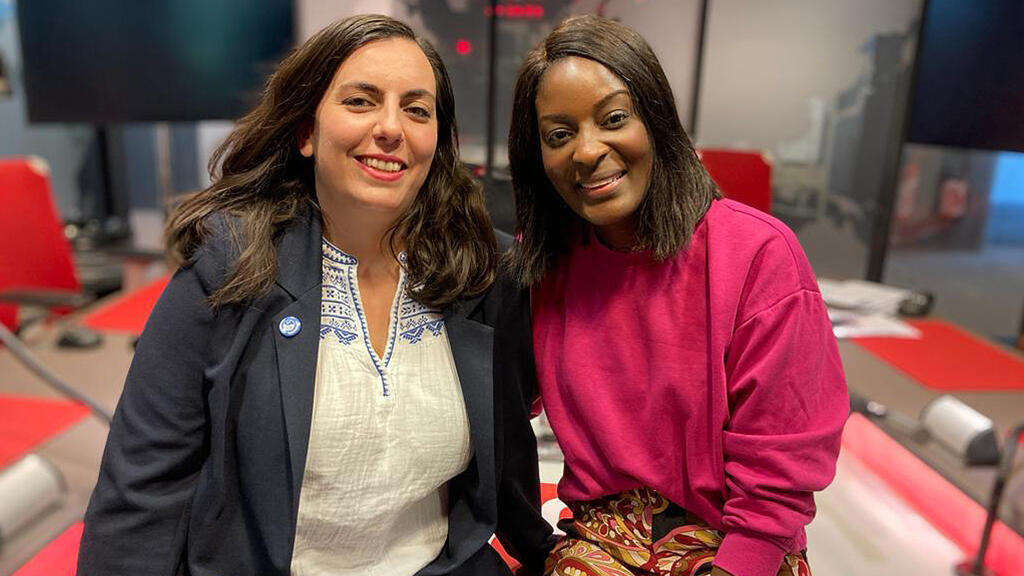 Sarah Toumi aux côtés de Diara Ndiaye, en studio à RFI, pour l'émission «Alors on dit quoi».