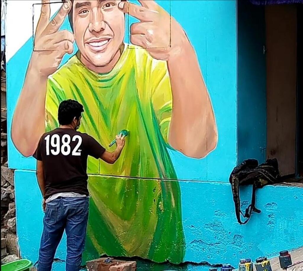 Daniel Manrique en train de peindre le portrait de Lutz Sherlock, un jeune homme de 20 ans mort des suites d’un cancer à l’estomac faute d’avoir été soigné dans des hôpitaux débordés par la pandémie.