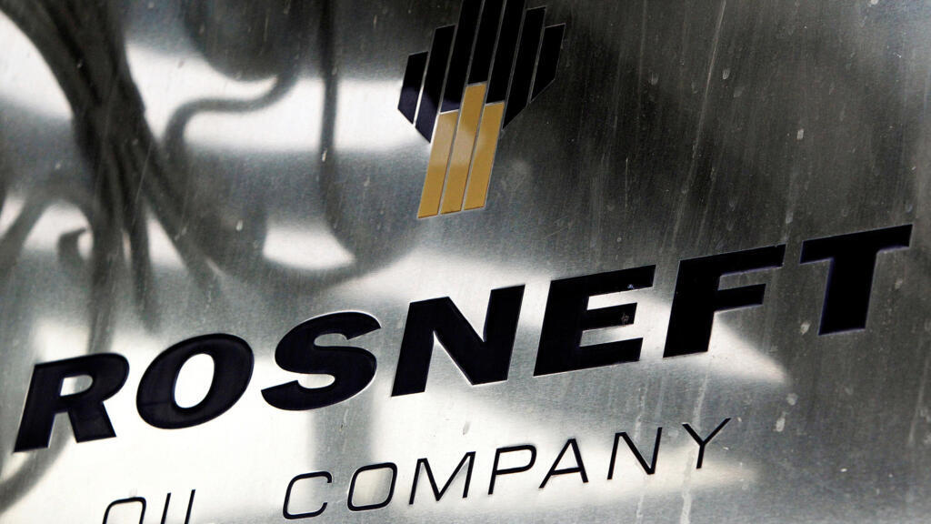 Le logo du géant russe des hydrocarbures Rosneft au siège à Moscou.