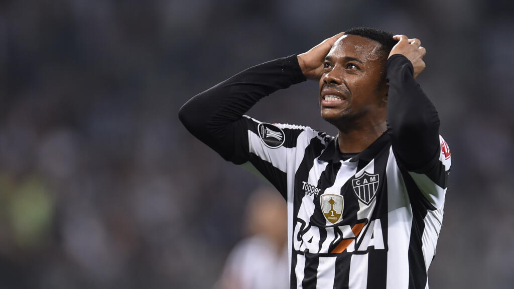 O jogador de futebol brasileiro Robinho foi forçado a se separar de seu ex-clube, Santos, em meio à pressão sobre sua condenação por estupro coletivo por um tribunal italiano, uma acusação que ele nega.
