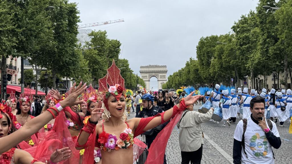Há mais de duas décadas colorindo Paris, o evento Carnaval Tropical trouxe neste domingo, 6 de julho, o tema Amazônias e um pouco do Brasil para a Avenida Champs-Elysées.