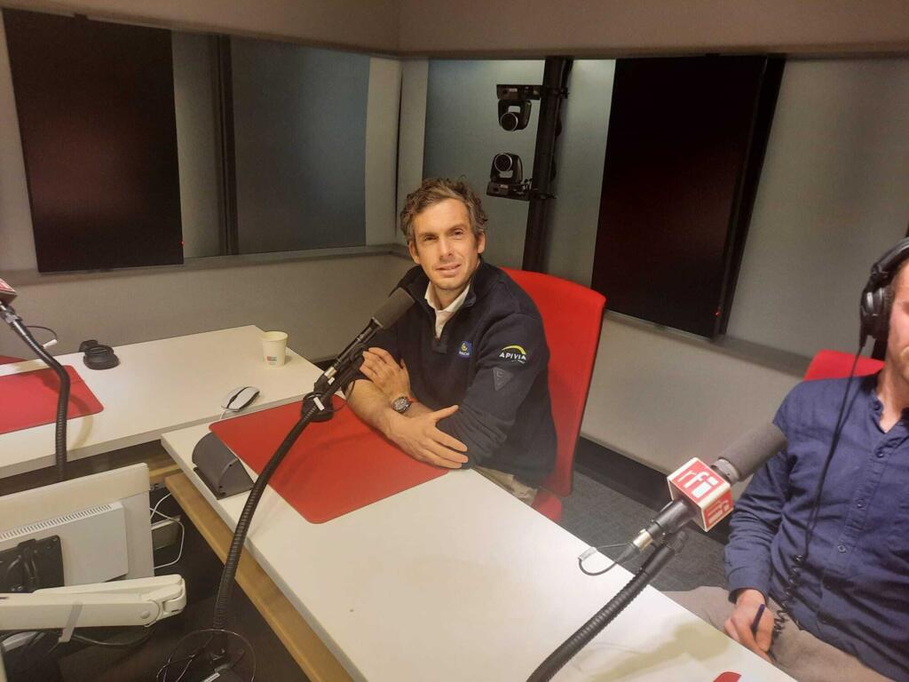 Charlie Dalin dans le studio de RFI, dimanche 19 janvier 2025.