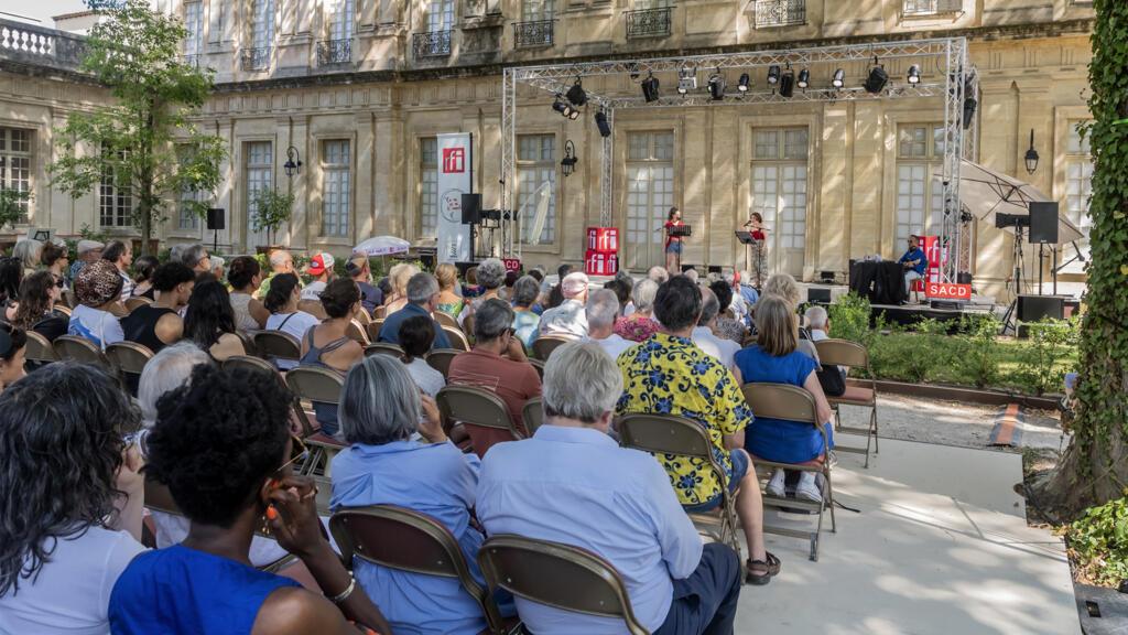Les comédiennes Jeanne Litt-Magis et Margaux Roussillon, et Pierre-Alexandre Lampert sur scène pour la lecture «Gorgée d'eau», à Avignon, juillet 2024.