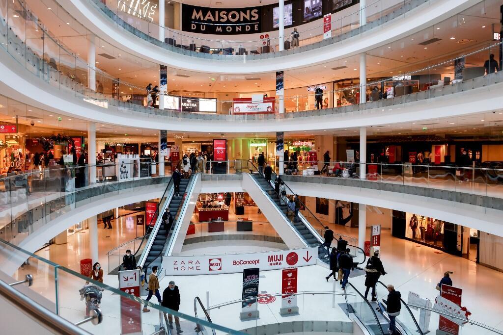 Em um estudo realizado nos anos 1970, a pesquisadora americana Elizabeth Roftus convenceu participantes de uma pesquisa que eles haviam se perdido em um centro comercial, o que nunca aconteceu