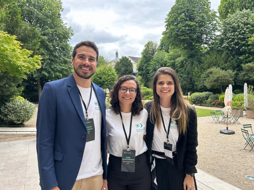 Luiza Boechat (centro), que levou o Brazil Climate Summit para Paris, e os organizadores do evento em 2025, Bernardo Valadares (esquerda), e Victoria Raymundo.