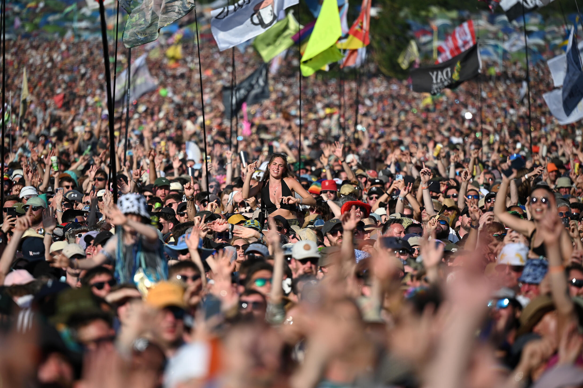 Asistentes del festival de Glastonbury el 23 de junio de 2023 en Pilton, Inglaterra