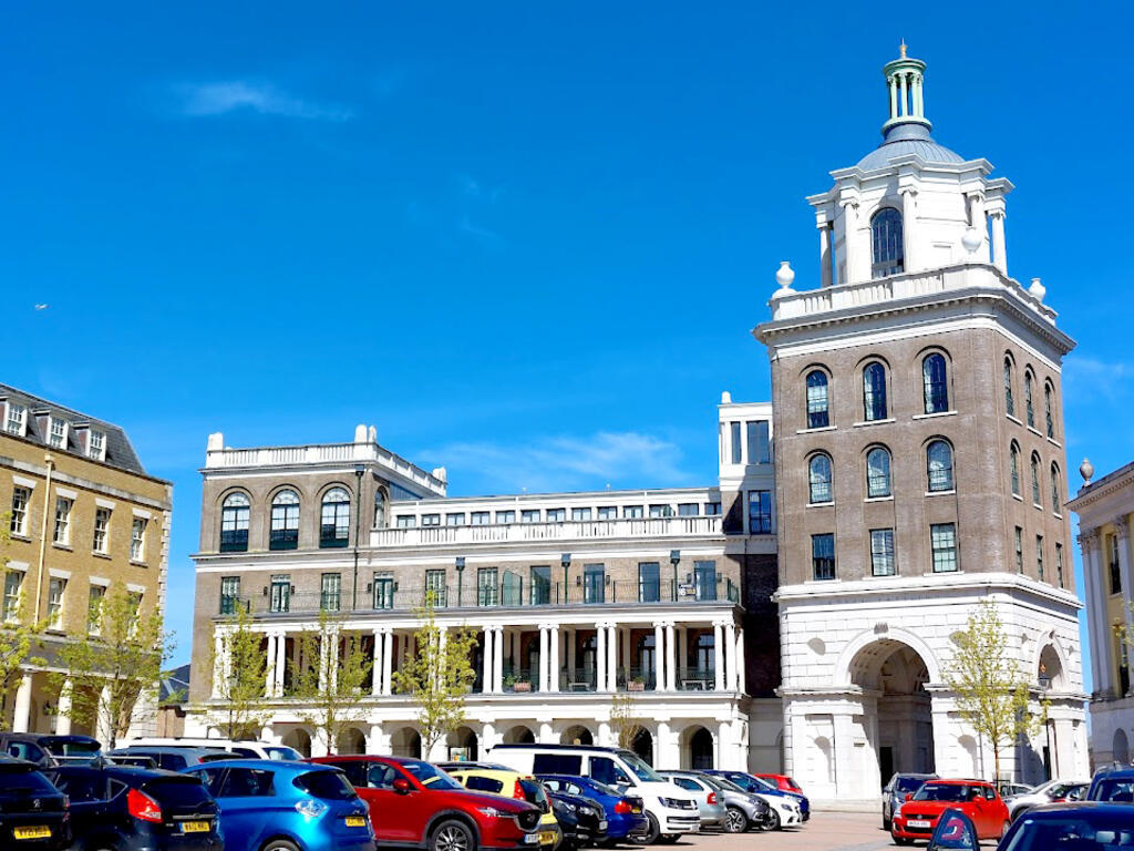 Les villas côtoient les petits pavillons mitoyens : Poundbury a été conçue sur un principe d'intégration, sans quartiers isolés les uns des autres.