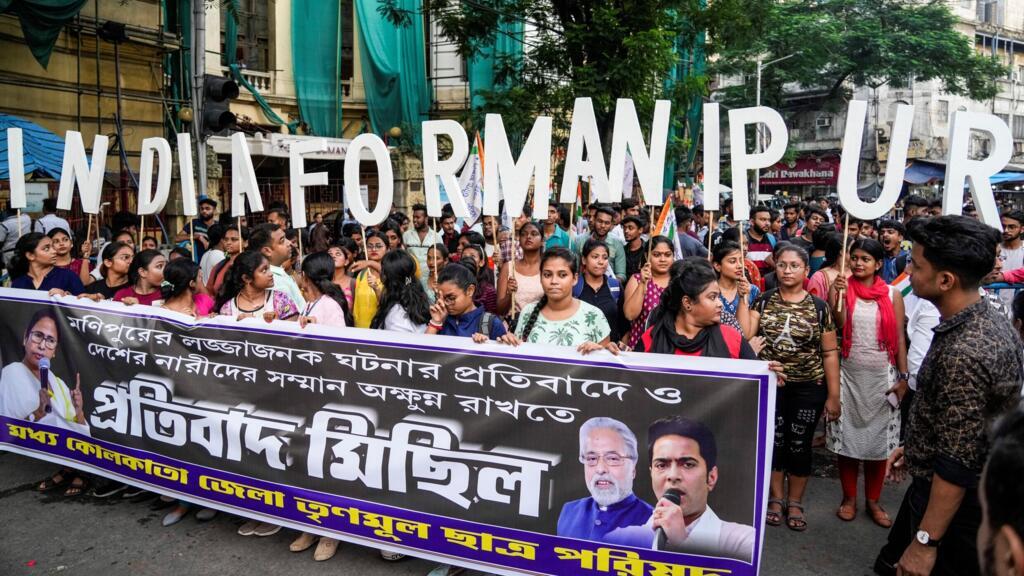 Des étudiants se tiennent debout en solidarité avec le peuple de Manipur lors d'un rassemblement de protestation exigeant que le Premier ministre Modi visite les zones touchées et s'exprime sur la question, à Kolkata, en Inde, le jeudi 3 août 2023.